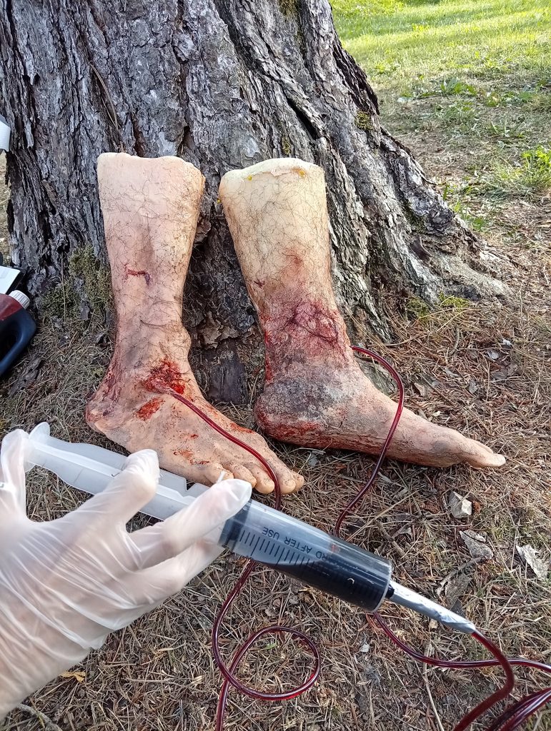faux membres mollet et pieds avec canule pour faux sang